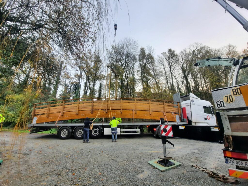 Pose d'une passerelle en bois - Entreprise BOISGONTIER